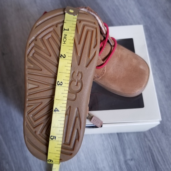 UGG  Toddler Kristjan Chukka. - Picture 7 of 8